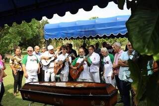 Músicos do Grupo Acaba fizeram homenagem minutos antes do enterro. (Foto: Paulo Francis)