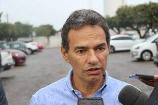 Marquinhos durante entrevista em frente à Deam, na Casa da Mulher Brasileira. (Foto: Paulo Francis)