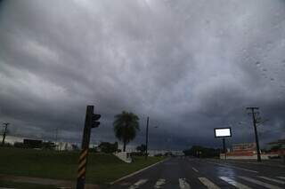Tempo de chuva no Bairro Nova Campo Grande (Foto: Kísie Ainoã)