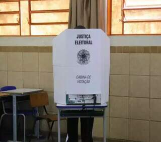 Eleitores votando durante 1º turno em Campo Grande (Foto: Paulo Francis)