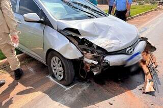 Carro vai parar em matagal ap&oacute;s ser atingido na traseira