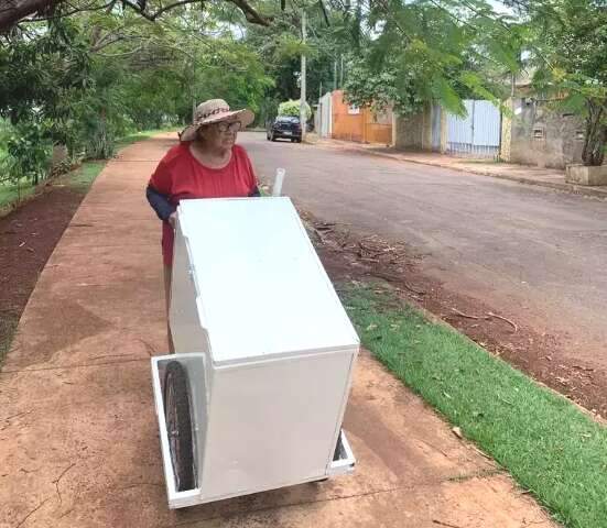 Aos 77, Carmem vende salgados com sonho de morar em casa sem goteira