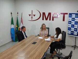 Representantes do MPT-MS e FCDL assinando recomendação sobre assédio eleritoral no trabalho (Foto: Cleber Gellio)