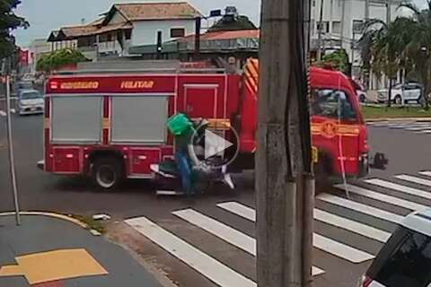 Vídeo mostra momento que caminhão dos Bombeiros atropela motoentregador