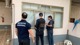 Agentes da Receita Federal e Polícia Federal durante buscas na manhã desta quarta-feira (Foto: Divulgação)