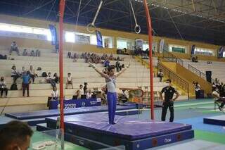 Atleta terminando apresentação na prova de argola no Torneio Nacional de Ginástica 2021 na Capital (Foto: Paulo Francis)