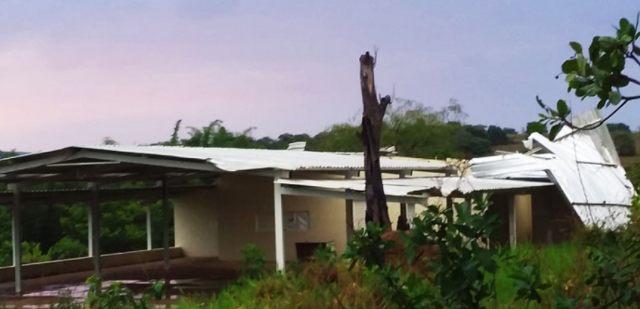 Temporal com granizo destr&oacute;i coberturas em assentamento