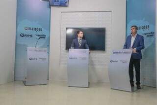 Em cenário do debate, apenas a presença do mediador Tatá Marques e do candidato do PSDB, Eduardo Riedel. (Foto: Marcos Maluf)