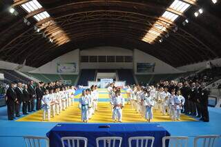 Pequenos judocas em cerimônia de abertura do Brasileiro (Foto: CBJ)