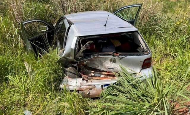 Carro vai parar em matagal ap&oacute;s ser atingido na traseira