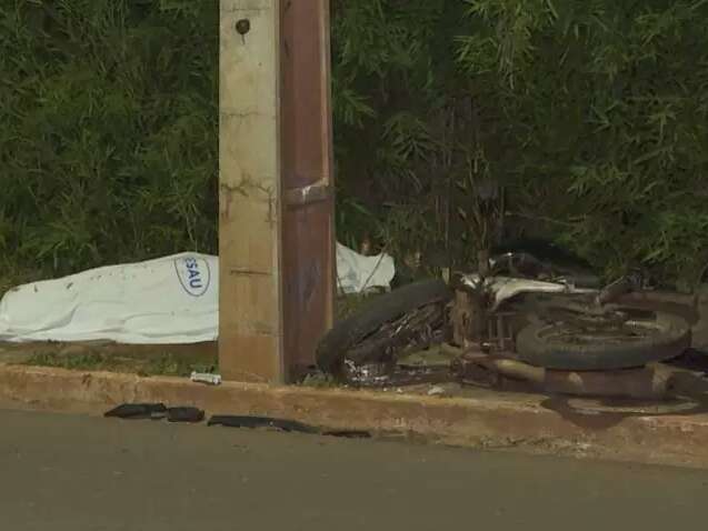 Motociclista morre ao perder controle da dire&ccedil;&atilde;o e bater em poste