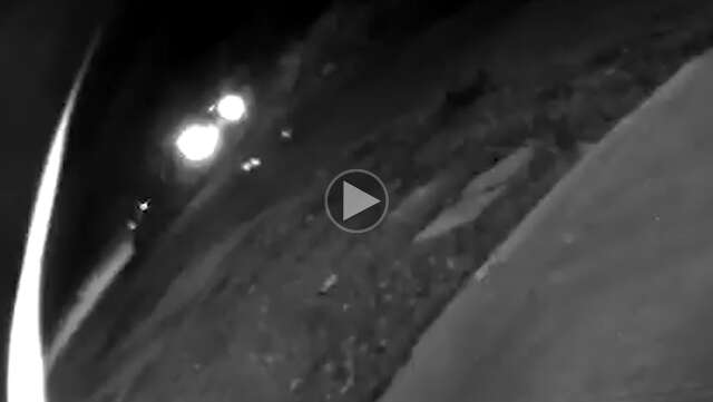 Ve&iacute;culo misterioso para, atira 8 vezes contra resid&ecirc;ncia e vai embora