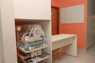 Casa tem posto de enfermagem munido de medicações e demais materiais estrategicamente posicionado entre os quartos, como sala neonatal co incubadora. (Foto: Paulo Francis)