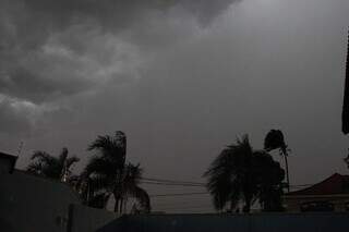 Tempo fecha, céu fica escuro e bairro fica sem energia, em Campo Grande. (Foto: Aléx Machado)