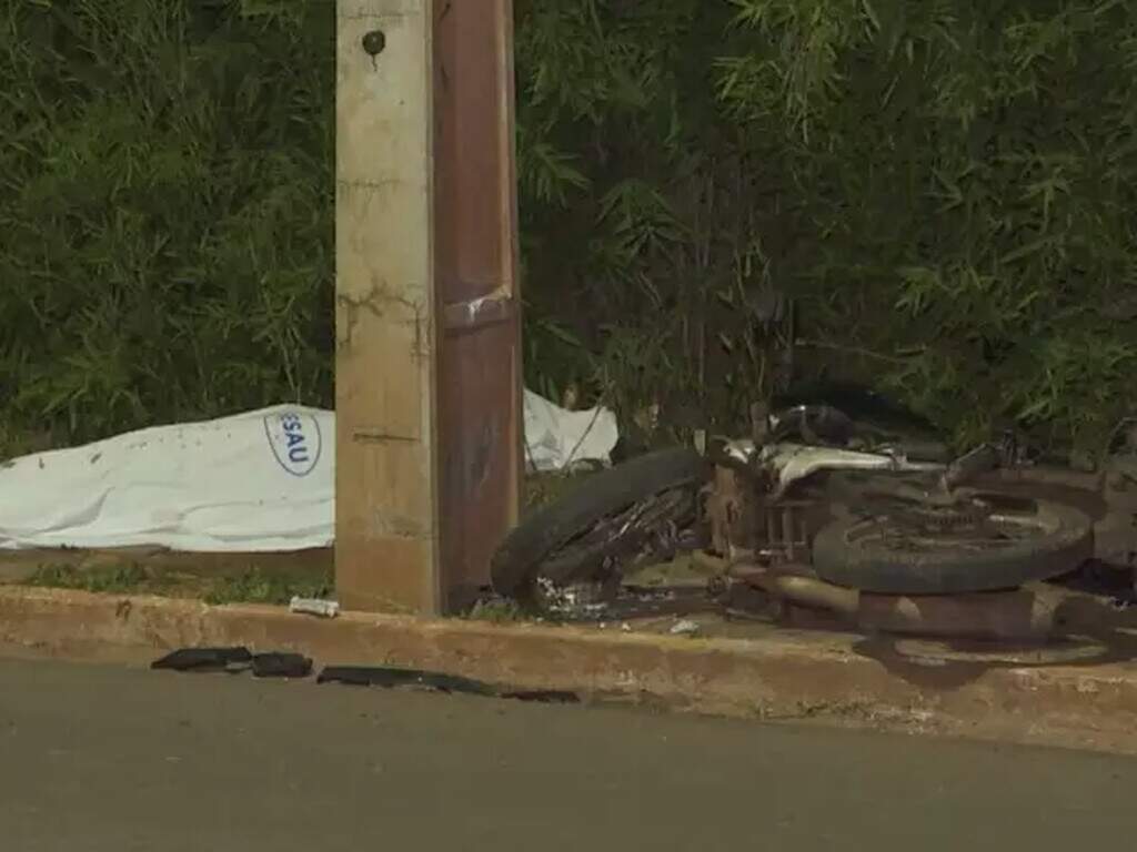 Motociclista Morre Ao Perder Controle Da Direção E Bater Em Poste