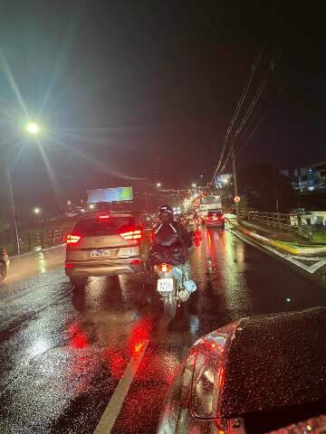  Chuva complica tr&acirc;nsito e causa lentid&atilde;o em alguns trechos da Capital