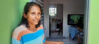 Wanessa vai tomar banho de chuveiro depois de 10 anos morando na favela. (Foto: Caroline Maldonado)