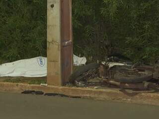 Motociclista morreu depois de colidir em poste na Avenida Guaicurus (Foto: Direto das Ruas)