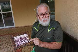 Funcionário aposentado dos Correios, ele aponta para imagem no retrato. (Foto: Paulo Francis)