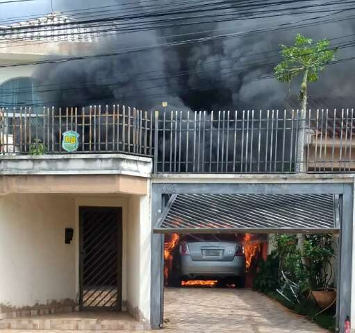 Carro pega fogo em garagem e chamas atingem sobrado