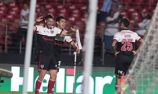 Calleri comemora gol pelo São Paulo. (Foto: Rubens Chiri/saopaulofc.net)