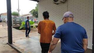 Acusado de estupro (camiseta laranja), ontem de manhã na Depac de Dourados (Foto: Adilson Domingos)