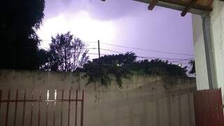 Leitora registrou momento em que raios eram vistos no Piratininga, em Campo Grande. (Foto: Direto das Ruas)