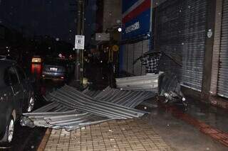 Placas de telhado de zinco caíram sobre calçada nas ruas 14 de Julho e Dom Aquino. (Foto: Alex Machado)