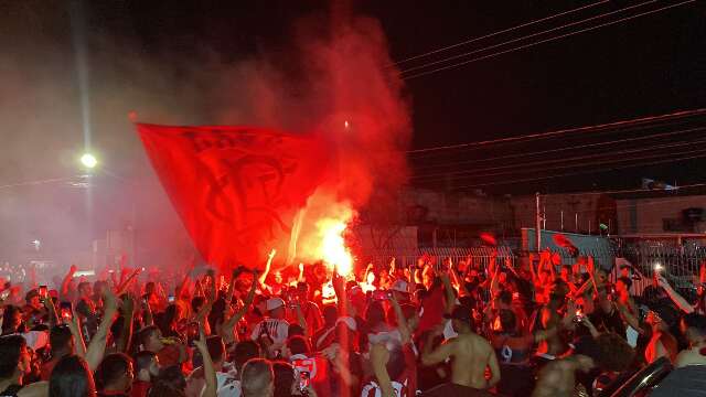 Torcedores tomam rua em festa pelo novo t&iacute;tulo do Flamengo 