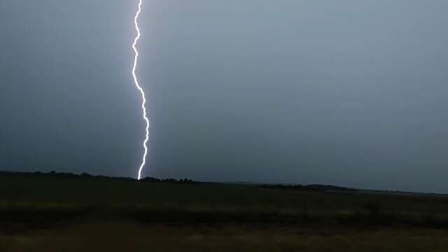 Tempestade com ventos de 85 km/h e 300 mil raios deixou 30 bairros sem luz 