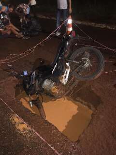 Motociclista e passageira ficam feridos após caírem em buraco na Capital