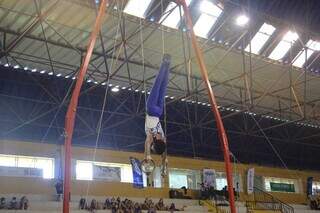 Atleta participando de prova no Torneio Nacional de Ginástica 2021, em Campo Grande (Foto: Paulo Francis)