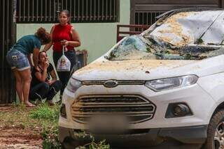 Emanuele Silva do Amaral chora ao lado do carro atingido. (Foto: Henrique Kawaminami)