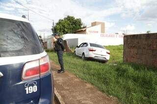 Carro visto de outro ângulo e equipe da Polícia Militar no local. (Foto: Kisiê Ainoã)