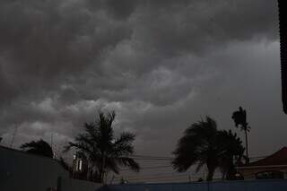 Tempo nublado formado, ontem, antes do temporal (Foto: Alex Machado)