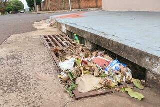 Bueiro sujo no Bairro Santo Amaro, bairro onde há ordem judicial para limpeza. (Foto: Henrique Kawaminami)