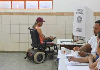 Pessoa com deficiência em seção de votação na Capital (Foto: Paulo Francis)