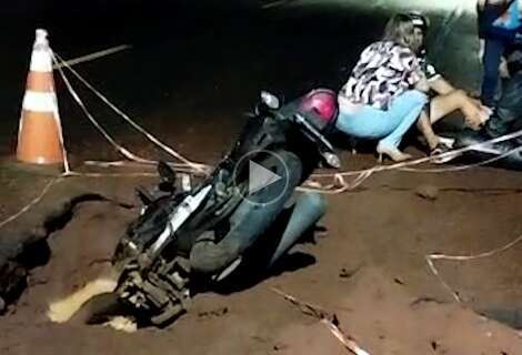 Motociclista cai e diz que buraco estava mal sinalizado em rua de Campo Grande