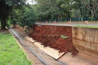 Temporal derruba parede de concreto de 24 metros em c&oacute;rrego da Ernesto Geisel