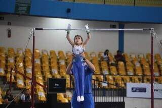 Atleta em treinamento na barra paralela (Foto: Marcos Maluf)