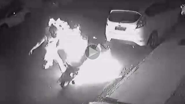 Moto pega fogo e entregador escapa por pouco das chamas em Campo Grande