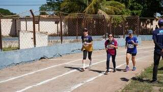 Idosas em competição de atletismo nos Jogos da Melhor Idade (Foto: Divulgação)