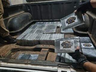 Tabletes de cocaína adesivados com nome de uísque são retirados de fundo falso (Foto: Divulgação)