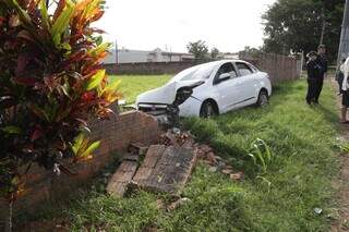 Veículo com a frente parcialmente destruida e parte do muro caída. (Foto: Kisiê Ainoã)