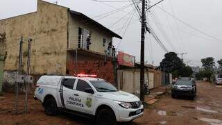 Equipe da Polícia Civil e Perícia Cientifíca na casa do rapaz preso. (Foto: Divulgação | PCMS)