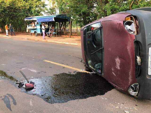 B&ecirc;bado, motorista bate em dois ve&iacute;culos estacionados e capota no Jardim Canguru