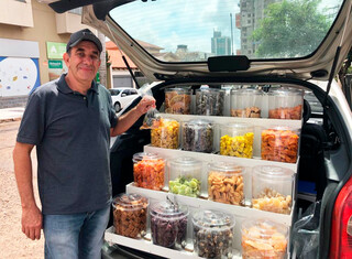 Odair Gonçalves da Cruz vende doces colonias no porta-malas do carro. (Foto: Jéssica Fernandes)