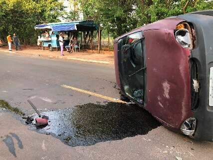 Bêbado, motorista bate em dois veículos estacionados e capota no Jardim Canguru