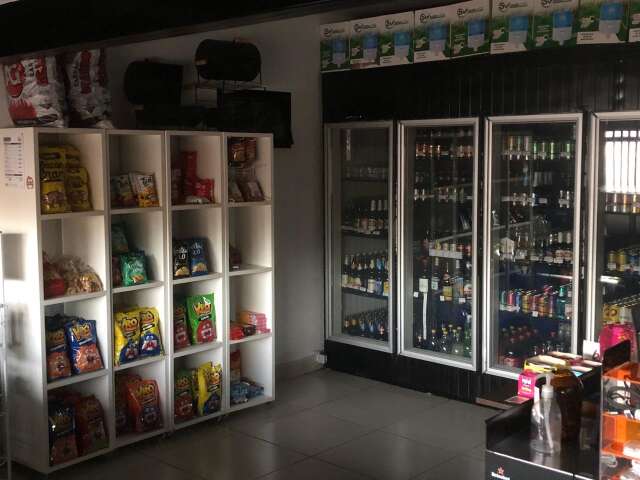 Ap&oacute;s 24 horas de tempestade com raios, bairros continuam sem luz na Capital