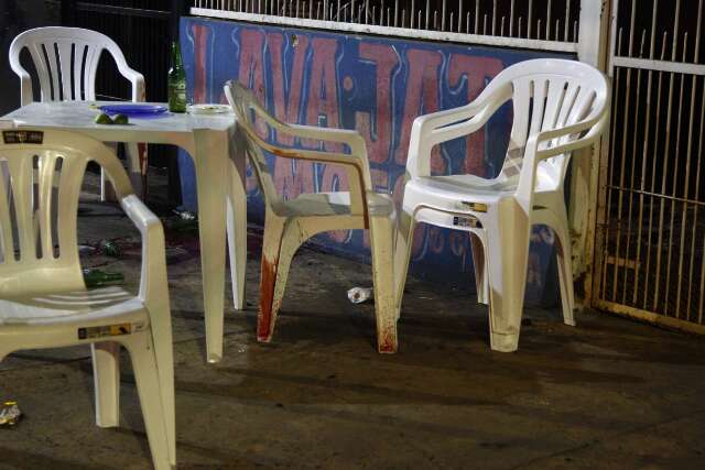 Homem morre baleado enquanto bebia com amigos em conveni&ecirc;ncia 